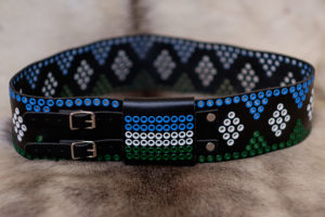 Knivbälte med Jämtlands flagga på ett renskinn av Suaja.