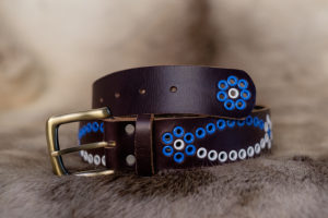 Nitbälte på ett renskinn av Suaja.