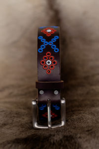 Nitbälte på ett renskinn av Suaja.