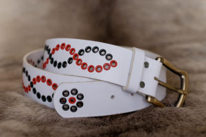 Jeansbälte på ett renskinn av Suaja.