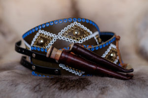 Knivbälten med samiska knivar på ett renskinn av Suaja.